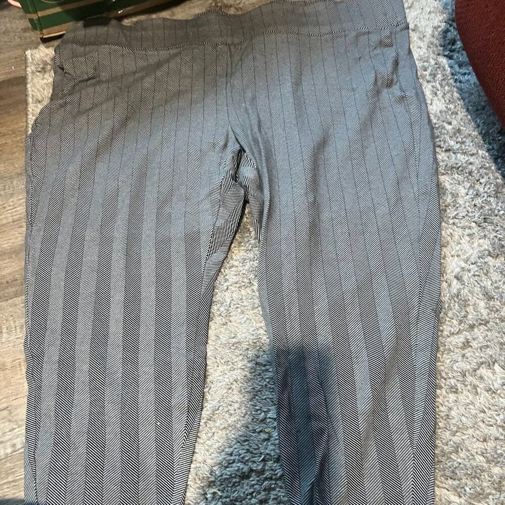 Torrid size 4‎ cropped pants